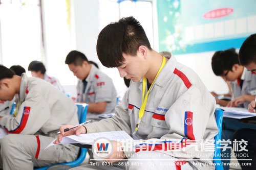 理論考場，學(xué)子認真思考作答