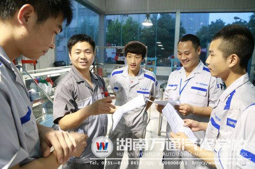 賽前，選手們不忘與班主任交流