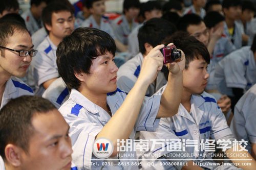 比賽精不精彩呢？瞧瞧這位拿起相機(jī)的同學(xué)就知道！