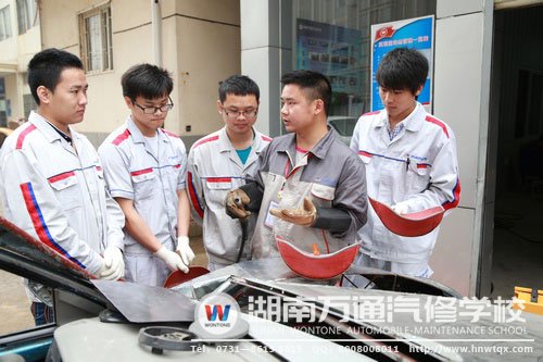 法拉利跑車已至尾聲，指導(dǎo)老師給了同學(xué)們很大支持