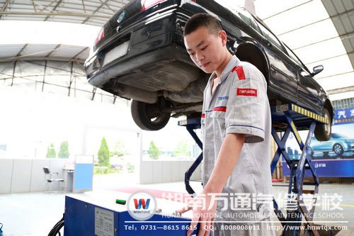 李卓賢喜歡汽車，也喜歡汽修帶來的樂趣