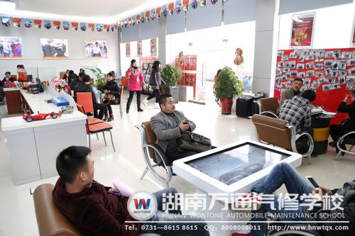 湖南萬通汽修學校火熱的報名咨詢現(xiàn)場