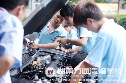 學(xué)生們在課堂上進(jìn)行實際操作