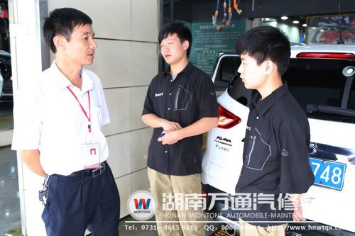班主任韓老師與學(xué)生溝通，尋問工作近況、鼓勵學(xué)生認(rèn)真工作