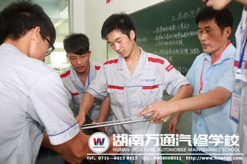 吳國強(qiáng)在老師指導(dǎo)下與同學(xué)們一起學(xué)習(xí)