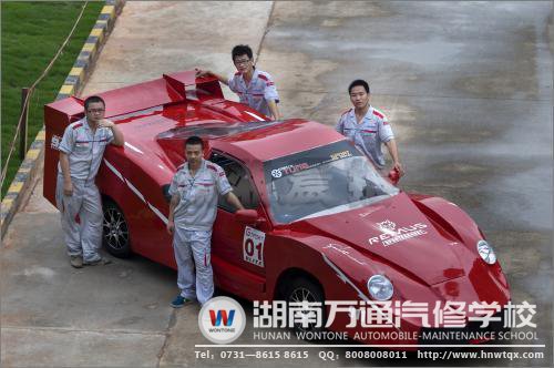 湖南萬(wàn)通汽修學(xué)校，90后學(xué)生成功將報(bào)廢汽車改“法拉利”跑車。