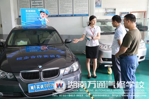 職業(yè)規(guī)劃師陪同家長參觀學校實訓中心