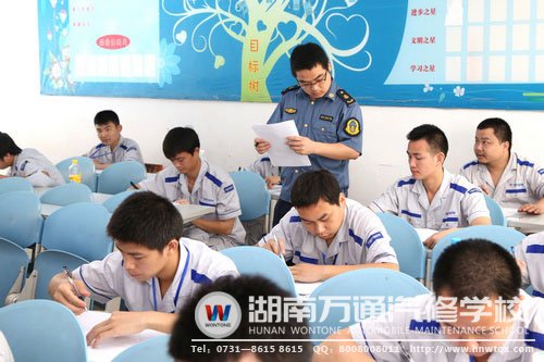 在運(yùn)管局領(lǐng)導(dǎo)的監(jiān)考下 沉著考試的萬(wàn)通學(xué)子們