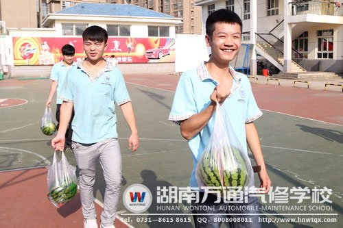 比賽結(jié)束后，來個西瓜消消暑