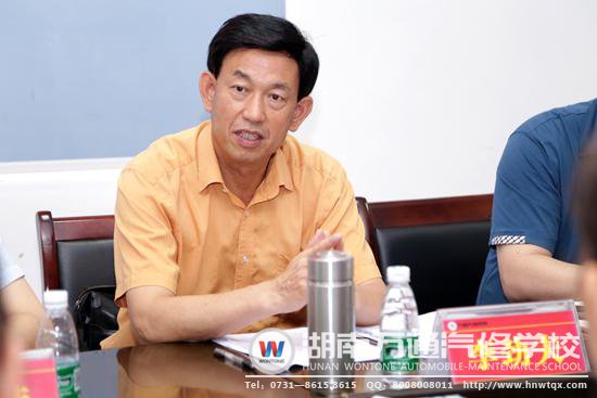 省社會組織黨工委副書記、省民政廳副廳長李勁夫同志出席湖南萬通汽修學(xué)校黨支部專題民主生活會暨黨員大會并作點評講話