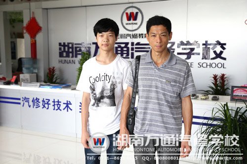 學(xué)生報名后與家長合影