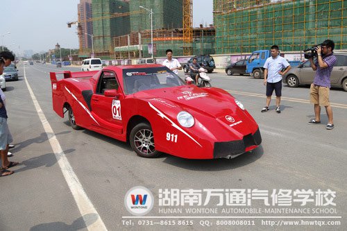 法拉利到達(dá)比賽現(xiàn)場(chǎng)，引媒體及路人關(guān)注