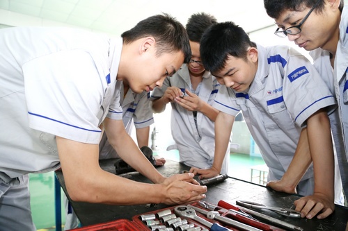 想學(xué)汽車鈑金噴漆，哪個(gè)學(xué)校好些？