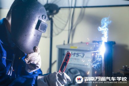 短期學(xué)什么技術(shù)發(fā)展好、工資高？焊接！