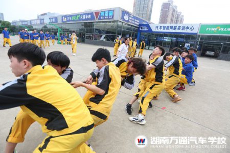 校園拔河比賽：一根繩上一條心！