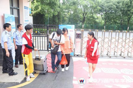 一對一專屬服務(wù)，學長學姐“花式”迎新生