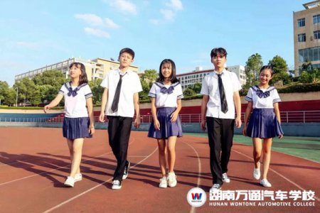 爸爸媽媽請(qǐng)放心,我們?cè)诤先f通一切都好!