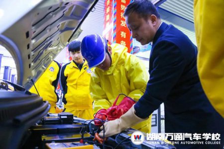 汽車新能源技術(shù)人才需求將達(dá)近百萬人！
