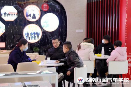 火火火火火，湖南萬通新春開學(xué)的報名現(xiàn)場太火熱了！