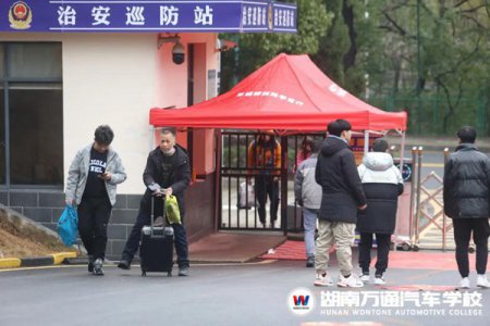 開學(xué)啦！校長愛心接待，助力學(xué)子圓夢！