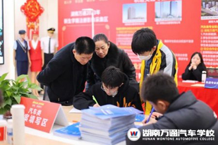 湖南萬(wàn)通春招現(xiàn)場(chǎng)火爆！春季校企班定額招生，聽說(shuō)學(xué)位要靠“搶”？