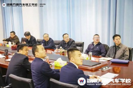 湖南省人社廳黨組成員、副廳長(zhǎng)廖躍貴等一行領(lǐng)導(dǎo)蒞臨湖南萬(wàn)通調(diào)研指導(dǎo)工作