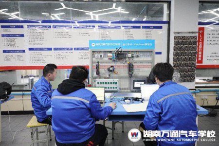 湖南萬(wàn)通電工及PLC專業(yè)持續(xù)火熱|電氣學(xué)會(huì)自動(dòng)化，工資多少你來(lái)定！