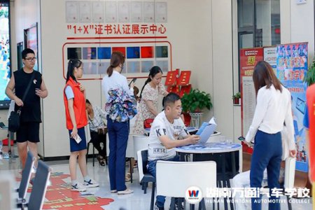 現(xiàn)場(chǎng)火爆！中考后，這些考生和家長(zhǎng)都往這所學(xué)校跑…… 圍觀湖南萬(wàn)通火熱招生現(xiàn)場(chǎng)