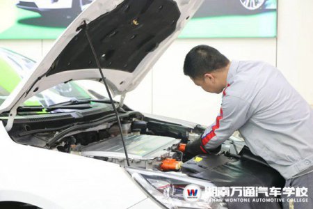 【維修工擔(dān)心不會(huì)電車？】短期的汽車新能源技術(shù)更適合成年人選擇！