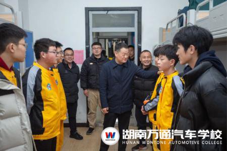 愛滿校園 校長(zhǎng)暖心巡寢室,請(qǐng)你喝＂春天的第一杯奶茶＂