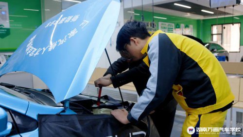 高中生走技術(shù)路線,學(xué)什么專業(yè)好?往汽車新能源方向發(fā)展怎么樣